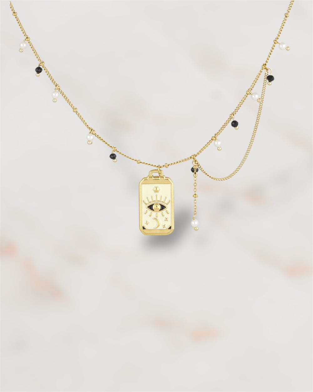 Collier doré en acier inoxydable avec pendentif œil mystique et perles – Bijou tendance pour femme.