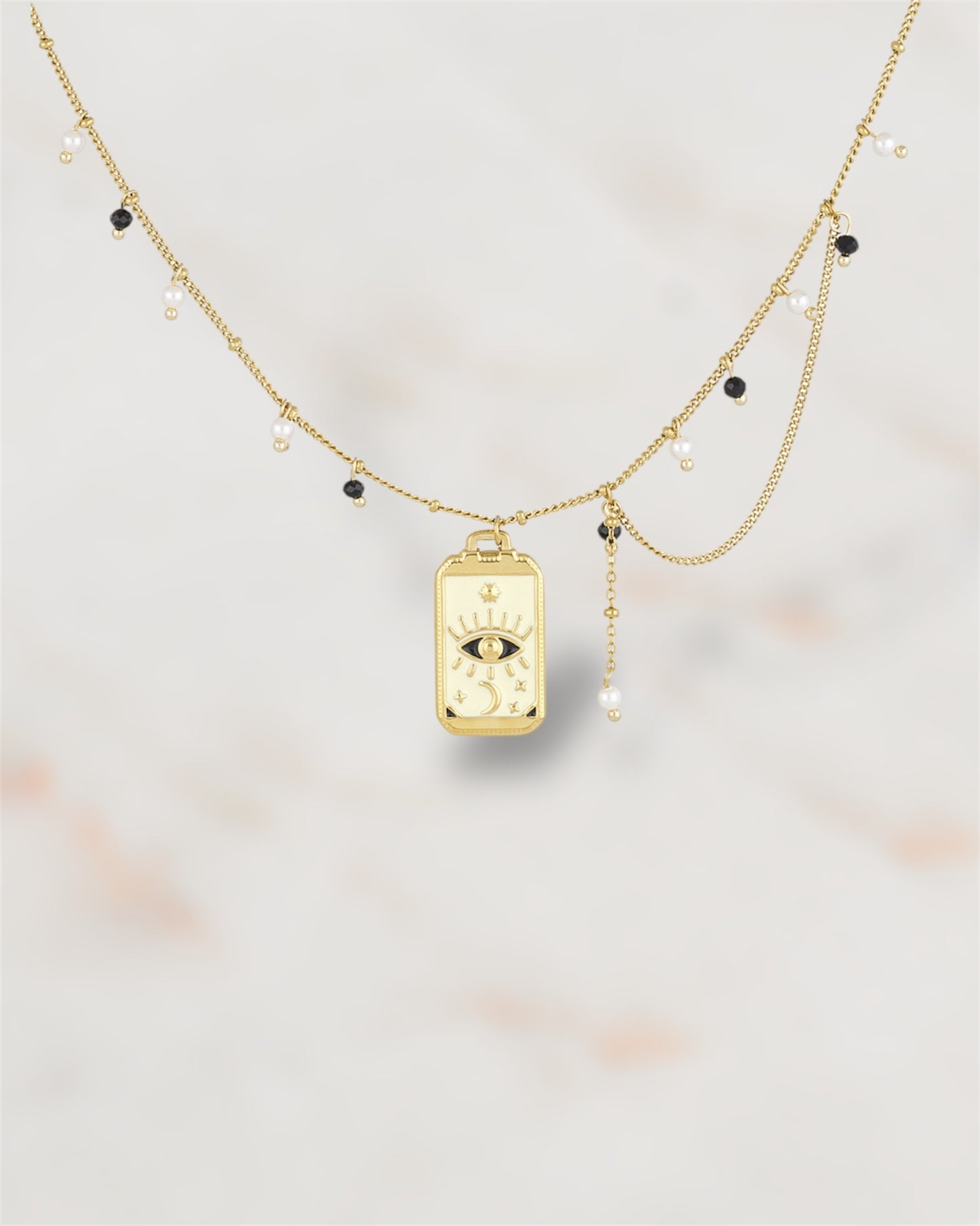 Collier doré en acier inoxydable avec pendentif œil mystique et perles – Bijou tendance pour femme."