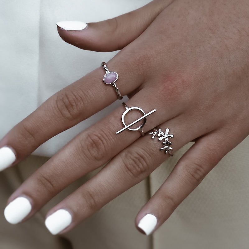 
                      
                        Bague Melisse ajustable avec motif fleur, couleur argenté, portée sur une main - marque ZAORA
                      
                    